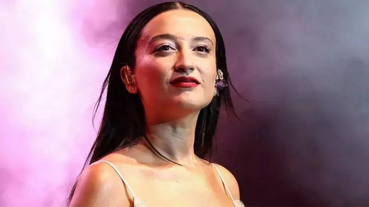 Durgun Hali Göze Çarpmıştı! Melike Şahin Üzen Haberi Sahnede Duyurdu