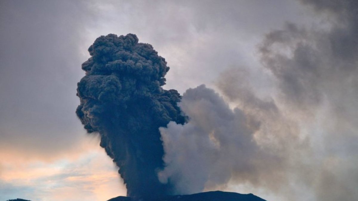 Endonezya’da Peş Peşe Felaket: Marapi Yanardağı Patladı, Papua 6,4’lük Depremle Sarsıldı
